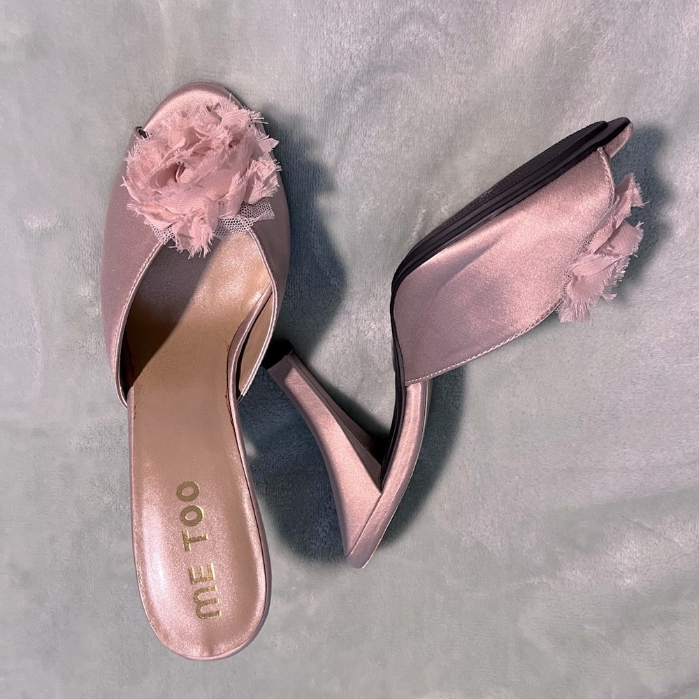 NWT Me Too Dusky Pink Satin Flower Mules Heels Size 8.5 Elegant Wedding